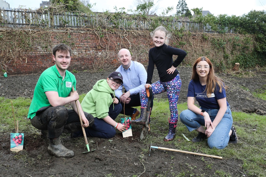 Pictured at Model Primary School in Derry, are Harry Murphy, Keep Northern Ireland Beautiful, Chris Martin, Head of Sustainability at Danske Bank, and Emma Butterfield, Danske Bank Foyle , with pupils Daithi Coyle and Aoife Harkin.