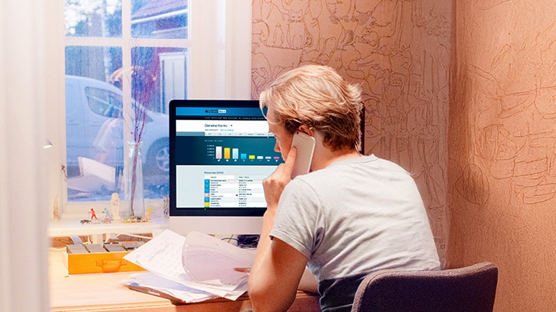Man accessing eBanking on desktop computer